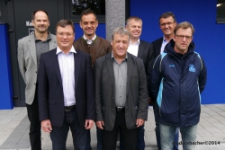 Vorne: Bgm Anton Hoflacher, SC-Obmann Johann Feiersinger, Obm-Stv Alfred Margreiter. Dahinter: TFV-Bez-Obm-Stv Michael Sterner, Sportausschuss-Obm Dr. Stephan Bertel, Vize-Bgm Michael Dessl, LA Bgm Ing. Alois Margreiter