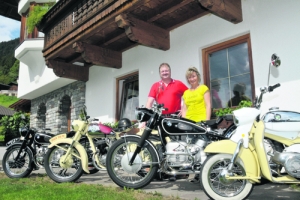 Motorrad-Flüsterer Markus Erler aus Bruck a. Z. mit seiner Frau Regina und einigen seiner selbst restaurierten Prunkstücke.