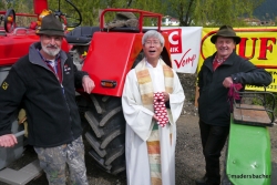 Pfarrer Josef Thu aus Absam segnete alle Oldtimer-Traktoren und deren Fahrer, Ministrant Obmann Erich Wohlfahrtstätter (1.v.l.)