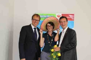 DI Marco Pernetta (Geschäftsführung Flughafen Innsbruck), Susanne und Christof Neuhauser (Geschäftsleitung Idealtours)
