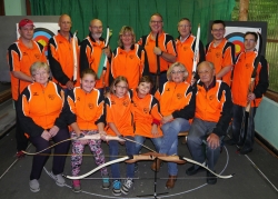 Auswahl der Brixlegger Bogenschützen - vordere Reihe: Lisi, Anna-Lena, Angelina, Fabio, Regina, Wolfgang. hintere Reihe: Bani Reiter (Obm-Stv der Bogenschützen und Stocksportler), Werner Figallo (Obmann der Bogenschützen), Hans-Peter, Brigitte, Otto Mühlegger (Obmann Stocksportverein), Ferdl, Johann, Stefan.