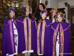 Sechs der rund 60 teilnehmenden Kundler Sternsinger mit Leiterin Maria Hörhager im Hintergrund