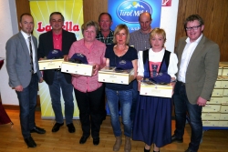 Ausgezeichnete in der Kategorie GOLD: Gratulant Präsident der Landeslandwirtschaftskammer Ing. Josef Hechenberger, Andreas Aufinger Bad Häring (23 x Milchgütesiegel), Johanna Moser Langkampfen (21 x Milchgütesiegel), Johann Lederer Alpbach (21 x Milchgütesiegel), Christine Edinger Langkampfen (20 x Milchgütesiegel), Christian Steinbacher Bad Häring (20 x Milchgütesiegel), Maria Schwaiger Schwoich (21 x Milchgütesiegel), Gratulant Obmann von Tirol-Milch Stefan Lindner