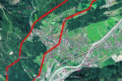 Umweltmediziener warnen seit Jahren vor elektromagnetischen Feldern. Im Bild: Die rechte rote Linie markiert den aktuellen Verlauf der 110-kV-Leitung in Kramsach. Die neue Trasse soll in der Nähe der 280-kV-Leitung (linke Linie) verlaufen, jedoch kein einziges Haus betreffen.                       