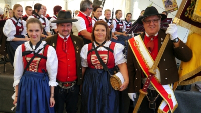 Die BMK-Münster lieferte erwartungsgemäß ein hervorragendes Frühschoppenkonzert: Veronika Atzl (Marketenderin), Kpm Christian Ledermair, Johanna Mair (Marketenderin), Fähnrich Franz Mühlbacher