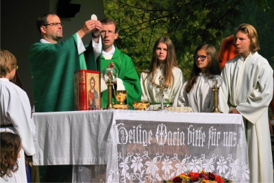 Pfarrer Mag Martin Schmid und Pater Florian vom Hilaribergl zelebrieren eine feierliche Hl. Messe im Pavillon beim Volksspielhaus Kramsach