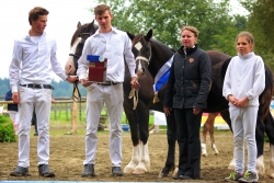 Mario und Thomas Anker, Tageschampion Hengstfohlen HB HUNTER, Claudia Sirzisko (Zuchtleiterin des bayrischen Zuchtverbandes), Annalena Anker