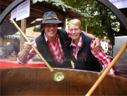 Inhaber vom Hotel Kirchenwirt, Vize-Bgm Johann Rieser, serviert mit Anneliese in langjähriger Tradition die wahrscheinlich größten Knödel der Region