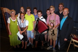 Heidi Bodner mit ihrem Ensemble, Musikschulleiter Kundl-Breitenbach Michael Klieber (2.v.r.), Landesmusikschulleiter Wörgl Johannes Puchleitner (1.v.r.)