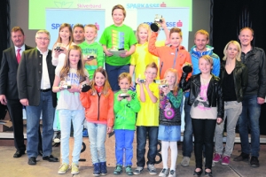 Die Sieger der Kinderklassen mit Bezirksreferent Josef Juffinger, den Trainern Uli Steiner und Mike Klieber, Skicrosser Thomas Zangerl und den Sparkassen-Vertretern Mag. Alois Loder und Manfred Gasser.