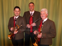 Kpm Manfred Hechenblaickner mit den beiden Flügelhorn-Solisten Michael Kreuzer und Willi Unterrainer