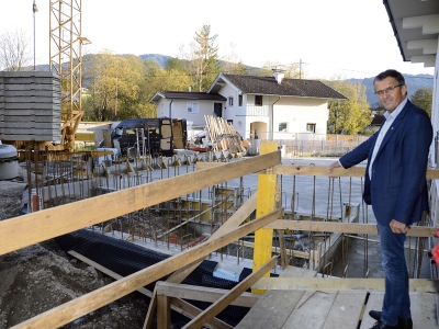 Breitenbachs Bürgermeister, LA Ing. Alois Margreiter bei einer Besichtigung der Baustelle des neuen Feuerwehrhaus.