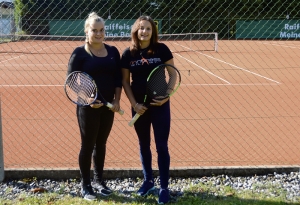 Franziska (links) und Nina Hotter wollen in den nächsten Jahren in der internationalen Tennis-Szene unterkommen