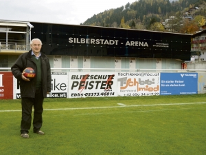 Alt-Obmann des SC Schwaz Theodor Aigner in der Silberstadt-Arena. Zu Zeiten des BJLZ wurde noch auf der anderen Innseite Fußball gespielt. 