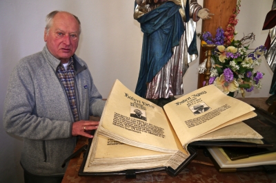 Obmann Josef Penninger zeigt hier eines der drei noch vorhandenen Chronikbücher der Kameradschaft Brixlegg