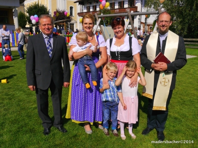 Bgm Johann Thaler, GR Eva Vorhofer, Obfrau Jugend Familie und Soziales GR Stefanie Margreiter, Pfarrer Erwin Mayr
