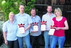 Die strahlenden Gewinner präsentieren stolz ihre Urkunden: Elisabeth und Thomas Resch, Schwoicherbauer, Wörgl; Alfons Frischmann, Milko Terfens Bäuerliche Produktionsgemeinschaft; Peter und Annemarie Moser vulgo Holzinger, Brixlegg. 