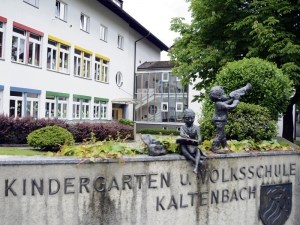 Im Kaltenbacher Gemeindegebäude sind der Kindergarten, die Volksschule, die Gemeinde und Räume für die BMK untergebracht. Durch einen Lift soll das Haus 2019 barrierefrei werden.