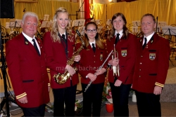 Obmann Vize-Bgm Friedrich Fischler, 3 Vertreterinnen der jungen Generation in der Stadtmusikkapelle Rattenberg-Radfeld: Martha Lentner, Nicole Greiderer, Valentina Wöll, Bez-Kpm Gerhard Guggenbichler