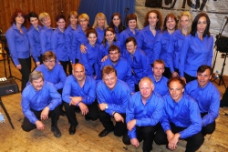 Obmann Elmar Mayr (kniend 2.v.l.), Chorleiter Martin Spöck (1. Reihe 3.v.l.), Chorleiter-Stv Sabine Spöck (hinterste Reihe 4.v.r.) mit dem Gospelchor Wildschönau vor dem Konzertbeginn im Volksspielhaus Kramsach