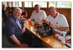 Walter Marksteiner (mit seinem defekten Kofferradio im Repair Cafe), Obmann Roman Burgstaller (AAB-Brandenberg), Techniker Michael Rafelsberger (Reparaturgruppe Repair Cafe)