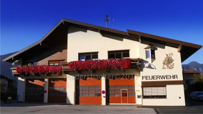 Farbenprächtige Pelargonien beim Gerätehaus der Feuerwehr Kundl