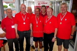 Sieger bei den Herren aus Kirchbichl: Franz Gaun, Johannes Lanner, Peter Mayrhofer, Michael Rauch, Dahinter die Gratulanten: Bez-Sportreferent Klaus Steiner, Lds-Sportreferent Alois Kometer, Lds-Sekretär Richard Mayr