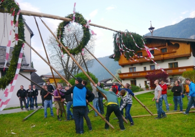 Traditioneller Radfelder Maibaum