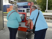 In Brixlegg gibt es direkt an den Bahnsteigen Fahrkarten-Automaten. 
