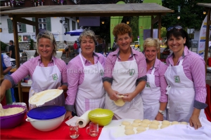 Kulinarisch haben Reither Bäuerinnen mit ihren Kiachl’n bei der Alpbachtaler Strawanzer-Nacht alles im Griff