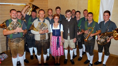 Blaskapelle TINNITUS mit Obmann Elmar Auer mit dem Gesangsduo Mariana &amp; Lukas (vorne Mitte)