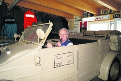 Sammler und Museumsinhaber Hans Stock in einem VW-Kübelwagen.