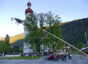 Händischen Maibaumaufstellen nach über 50-jähriger Tradition in Radfeld