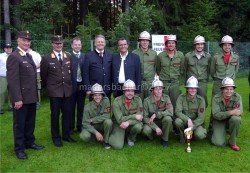 Das Siegerteam der Feuerwehr LÄNGENFELD mit den Gratulanten LFK Ing Peter Hölzl, BFK/LFK-Stv Hannes Mayr, Bgm Hannes Neuhauser, BM Ing Andrä Rupprechter, LA Bgm Ing Alois Margreiter