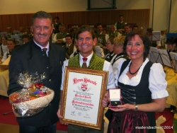 Bernhard Rendl, Alt-Obmann der MMK Brixlegg, bekommt für hervorragende Verdienste um das Musikwesen von Bgm Ing. Rudolf Puecher und GR Karin Rupprechter das Kulturehrenzeichen der Marktgemeinde Brixlegg verliehen