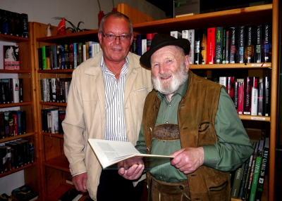 Bibliothek-Obmann Reinhard Schwarz und Buchautor Willi Neuhauser
