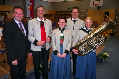 Lds-Kapellmeister und Moderator Hermann Pallhuber, Kapellmeister Manfred Hechenblaickner, Jugendreferentin Mariana Auer, Obmann Josef Lettenbichler, erster öffentlicher Auftritt für die neue Bassistin Angelika Rendl