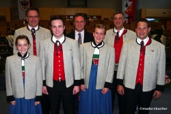 Vorne: Die Neuzugänge bei der BMK Reith Anna-Maria Rendl (Flügelhorn), Bernhard Gschösser (Bariton), Elisabeth Rendl Klarinette), Johannes Krismer (Flügelhorn). Dahinter: Obmann Josef Lettenbichler, Lds-Kpm Hermann Pallhuber, Kpm Manfred Hechenblaikner