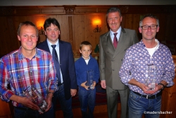 Erfolgreicher Tennisclub: Tiroler Hallenmeister im Doppel Peter Leitner, Sportausschuss GR Norbert Leitgeb, Bezirksmeister U8 Simon Markl, Bgm Ing. Rudolf Puecher, Tiroler Hallenmeister im Doppel Walter Markl, Bezirksmeisterin U10 Sophia Wurm (nicht im Bild)