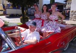 Veranstalter Johann Rieser mit den Cento Sisters Tanja, Judith, Janine, aus der deutschen Band The Red Jackets