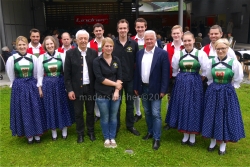 Bildmitte: Bgm Mag Josef Auer, Ortsleiterin Rebecca Fankhauser, Landjugendobmann Stefan Gamper, Vize-Bgm Friedrich Fischler, mit dem Trachtenverein „D’ Reither Kogler“