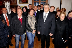 Fototermin unmittelbar vor dem Auftritt: Vize-Bgm Johann Mittner (2.v.l.), Kulturausschuss GR Karin Rupprechter (3.vb.l.), Chorleiter Bernhard Sieberer (4.v.l.) mit einem Teil des Chores Vocappella