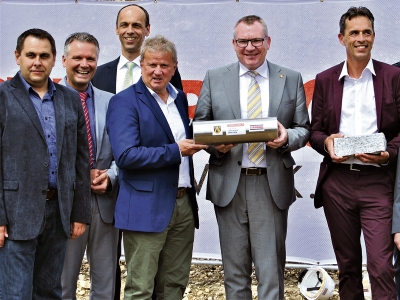 Grundsteinlegung für das neue Dorfzentrum Münster, gegenüber von Fa. Spar Mair, u.a. mit BH Dr. Christoph Platzgummer, Bgm. Werner Entner und LR Mag. Hannes Tratter (ÖVP). 	