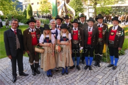 LA Ing Alois Margreiter, Bat-Kdt Hermann Egger, Bgm Werner Entner, Fahnenpatin Dr Susanne Zauner-Schranzhofer mit zwei Marketenderinnen, Fahnenträger mit der neuen Kompaniefahne, Lds-Schützenmeister Friedrich Anrain, Schützenkurator Pfarrer Wolfgang Meixner, Viertel-Kdt Manfred Schachner, Hptm Erich Wohlfahrtstätter