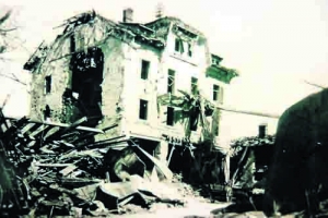 Zerstörte Häuser in Brixlegg nach dem Bombenangriff vom 19. April 1945.