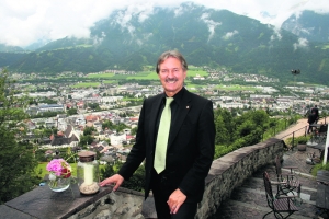 Über den Dächern von Schwaz erklärte Bgm. Dr. Hans Lindner seine Zukunftspläne und wie es mit der Stadt Schwaz weitergeht.