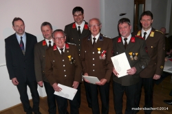 Vorne die 3 Geehrten: Matthias Luchner (60 Jahre Zugehörigkeit), Herbert Adami (Verdienstzeichen in SILBER), Josef Jordan (40 Jahre Zugehörigkeit). Dahinter die Gratulanten: Bgm-Stv DI Martin Götz, Kdt Hans Peter Winkler, Kdt-Stv Ing Christian Hillebrand, Bez-Kdt/Lds-Kdt-Stv Hannes Mayr