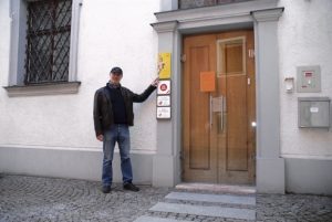 Kustos Dr. Hermann Drexel vor den Türen des Augustinermuseums.