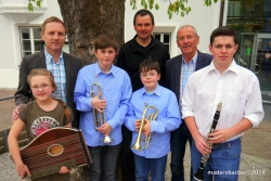 Elisabeth Kirchmair (Zither, 1. Preis in ihrer Altersgruppe bei Prima la Musica in Erl), Musikschulleiter Bez-Kapellmeister Gerhard Guggenbichler, Alexander und David Wöll (Trompete), dahinter Musikschullehrer Klaus Hochschwarzer, Vize-Bgm Hans Mittner vom Musikschul-Förderverein Kramsach und Stefan Rendl (Klarinette)