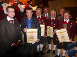 Lds-Jugendreferent Martin Walder (Tiroler Blasmusikverband), Josef Debarde (70 Jahre Blasmusik), Herbert Schernthaner (60 Jahre Blasmusik), Bgm Bernhard Zisterer, Josef Naschberger (60 Jahre Blasmusik), Erich Marksteiner, Fritz Grömmer (55 Jahre Blasmusik)